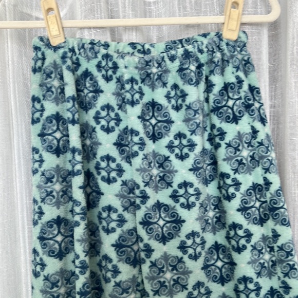 🆑 [4/$20] Fuzzy Soft Snowflake Blue PJ pants - Picture 3 of 5